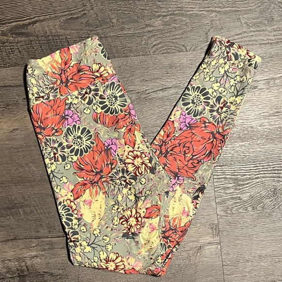 ⭐️4 for $10⭐️Floral Patterned Leggings. Women's Size Small / Medium. - Picture 2 of 5